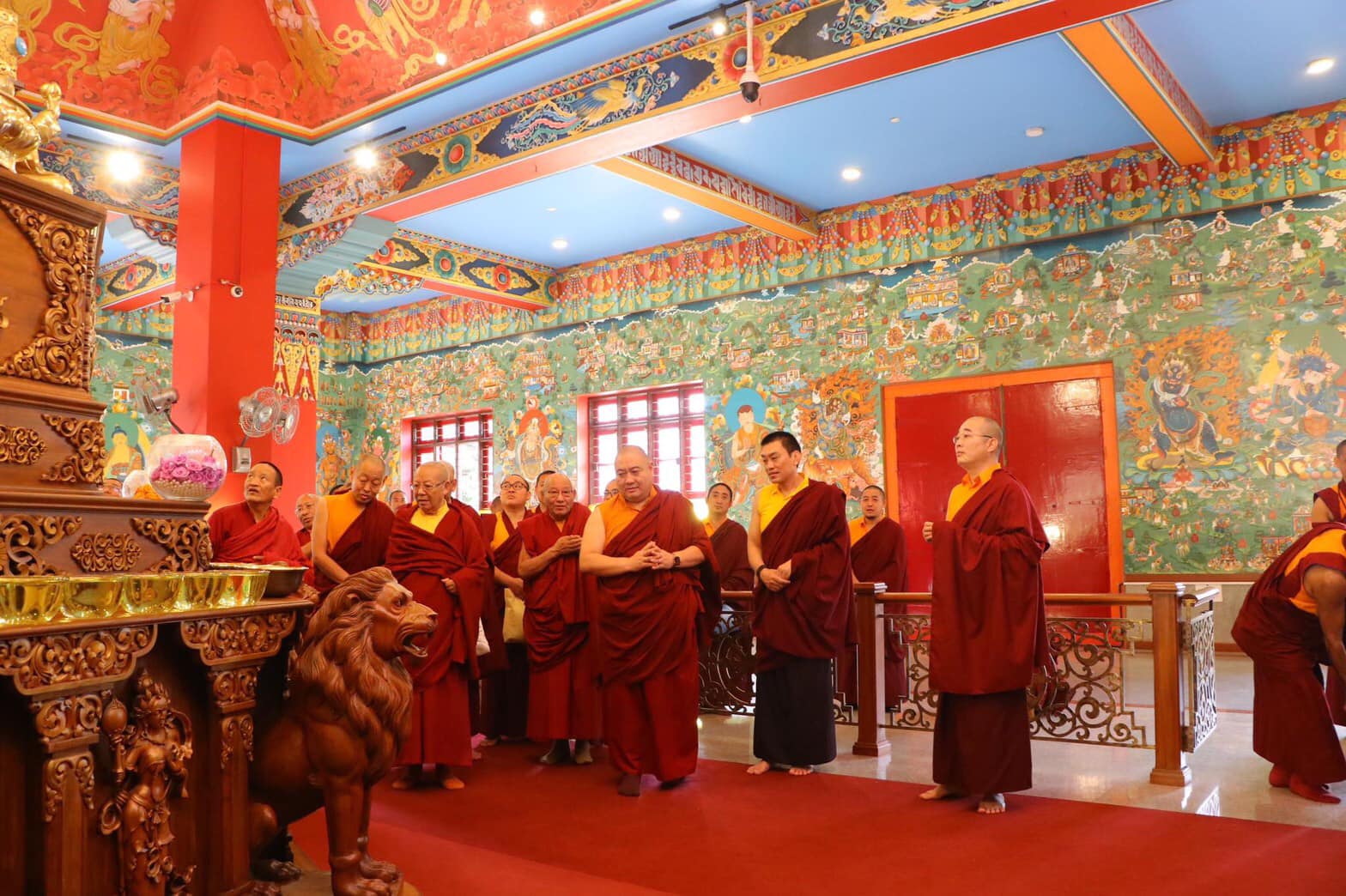 2019年11月25日，國際舊譯寧瑪大祈願法會董事會成員參拜了南卓林寺的貝諾法王舍利塔，其後南卓林寺兩位住持及董事…，印度南卓林寺，照片5/13
