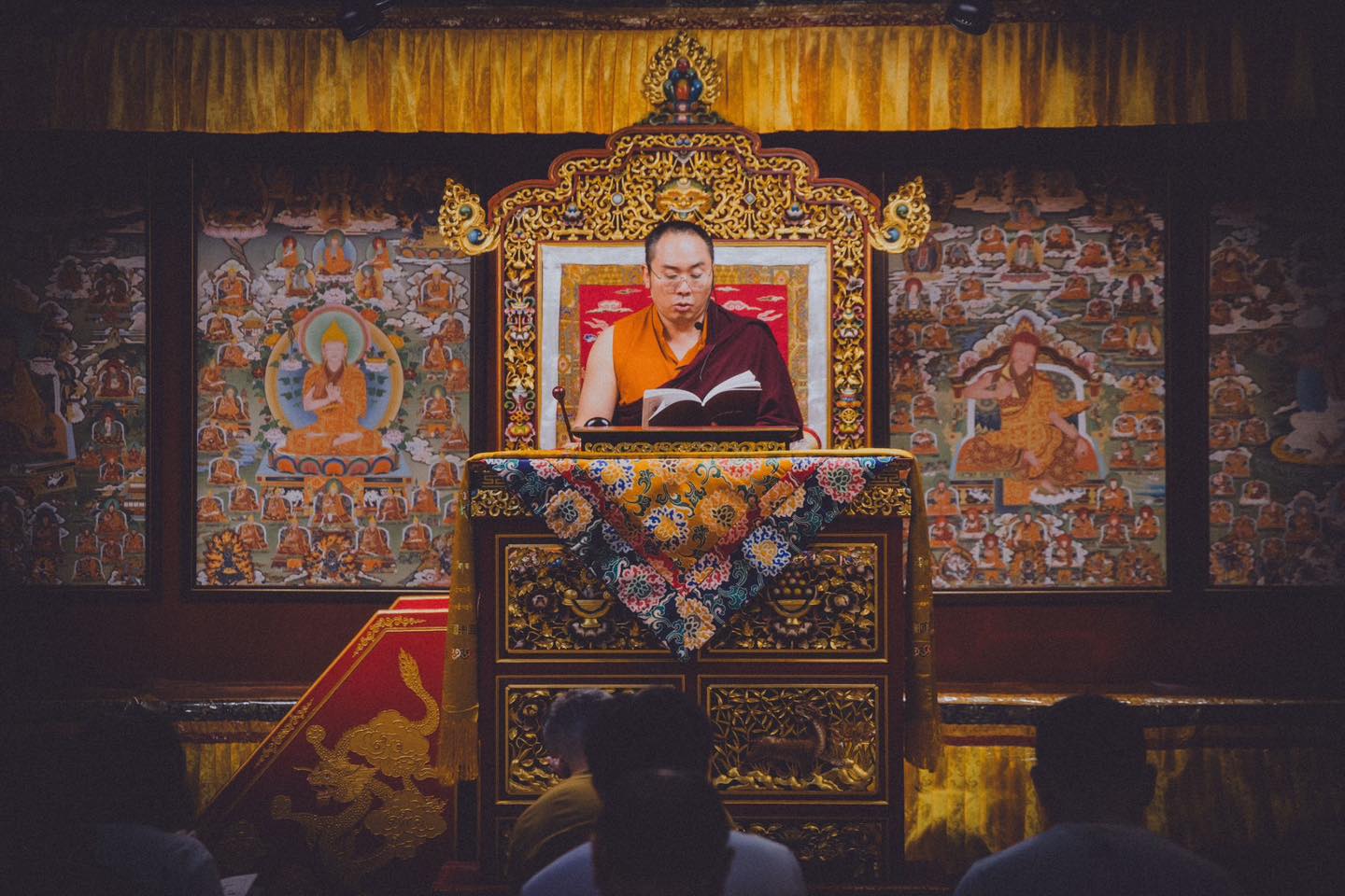 正面拍攝華麗供壇,前方擺放花束與供品。