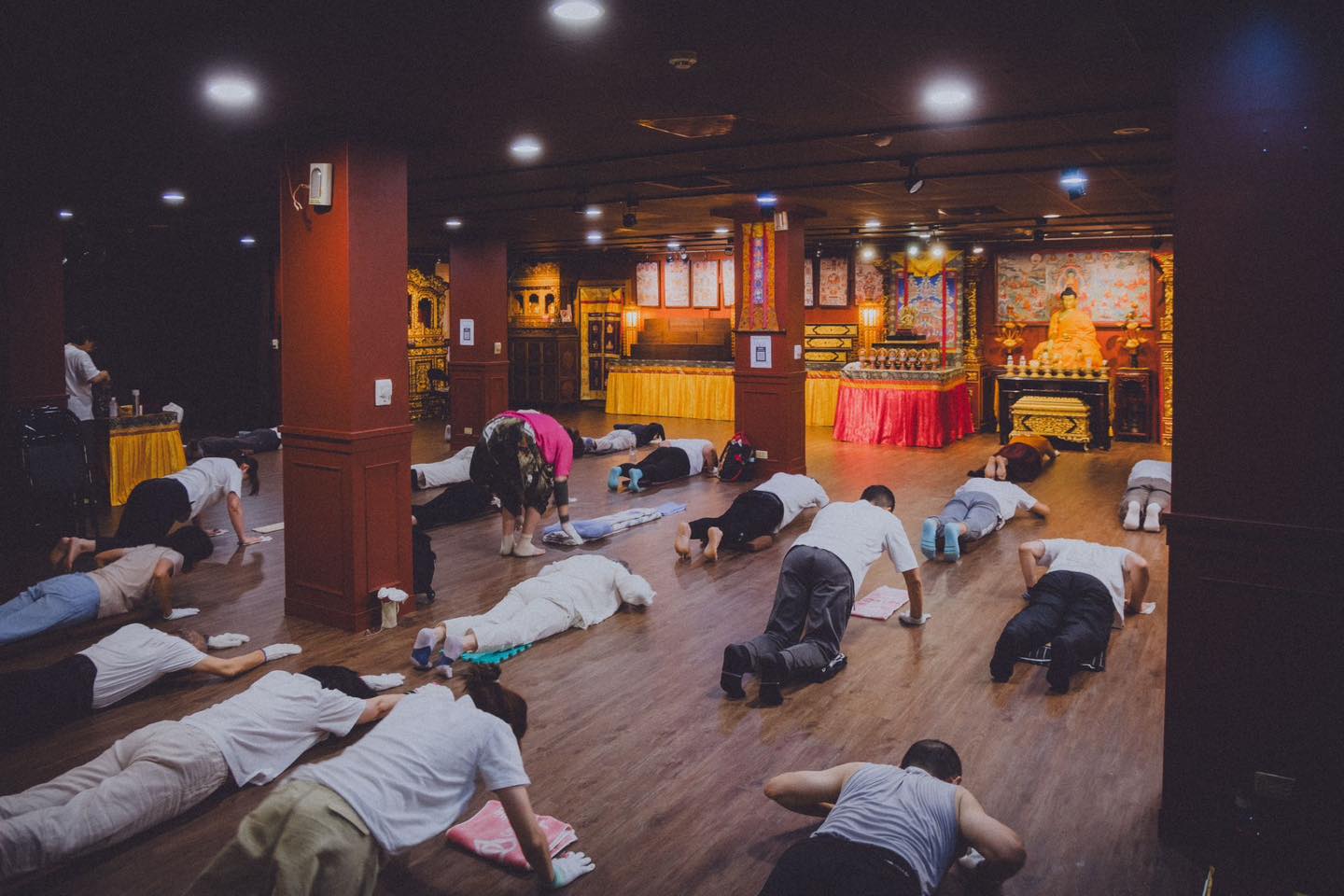 佛堂地板上,多位參與者同時俯身禮拜。