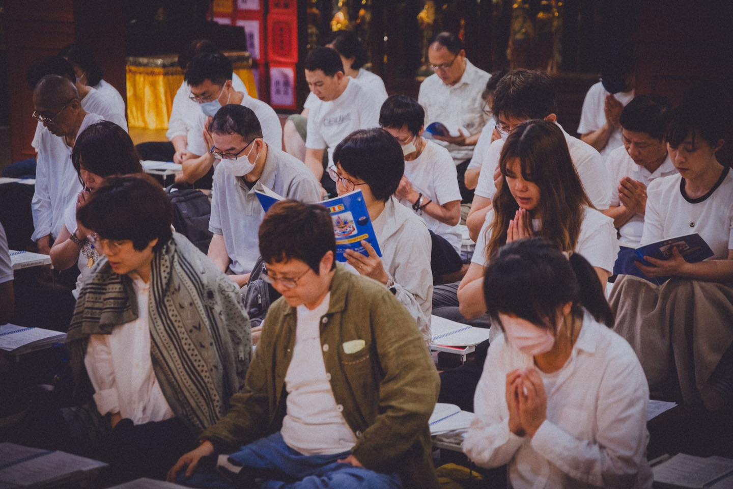 多位參與者圍坐，中央有人整理紙本。