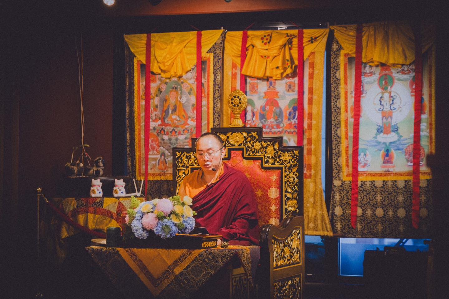 多位參與者在佛堂內席地共修。