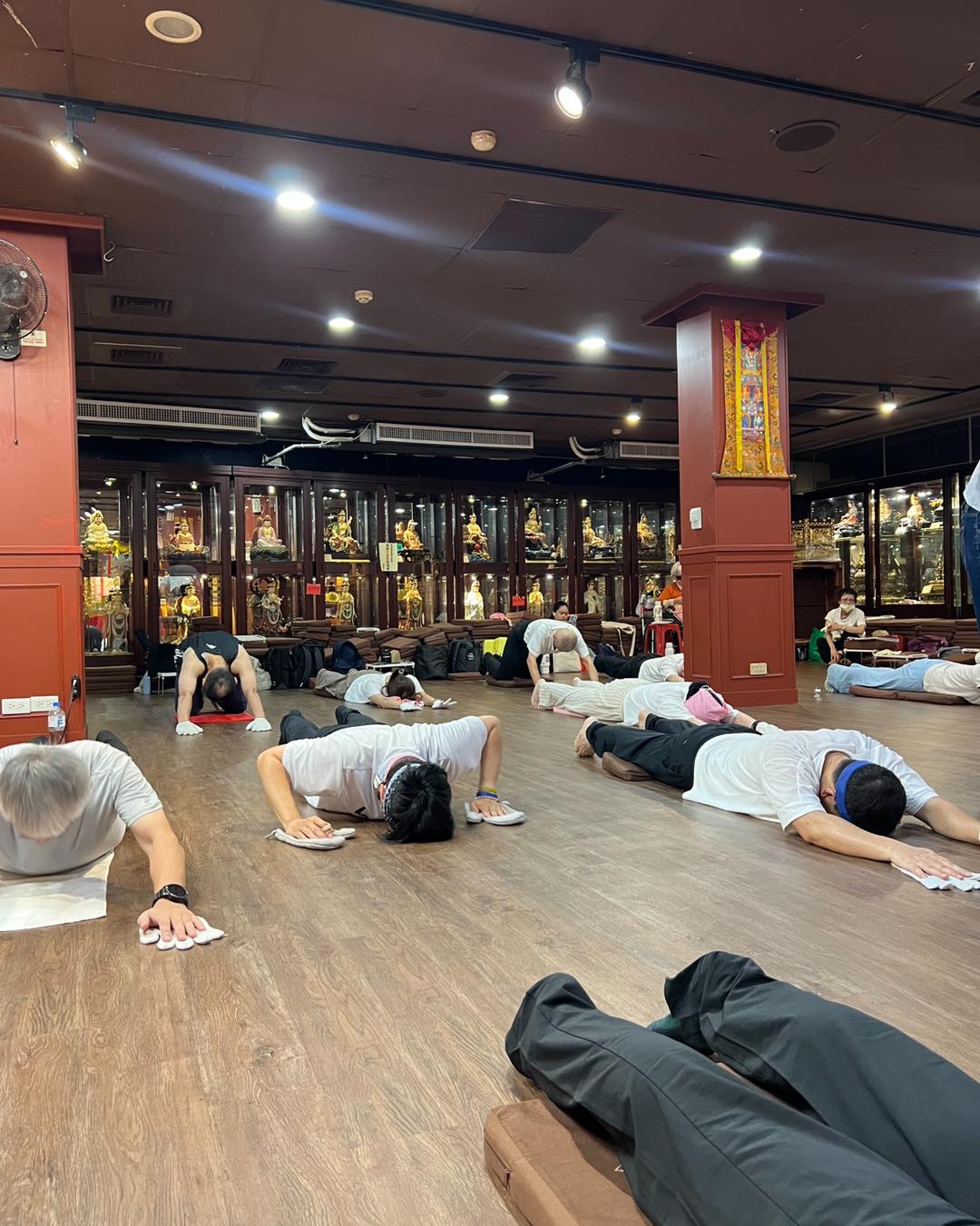 供壇前的參與者一同俯身禮拜。