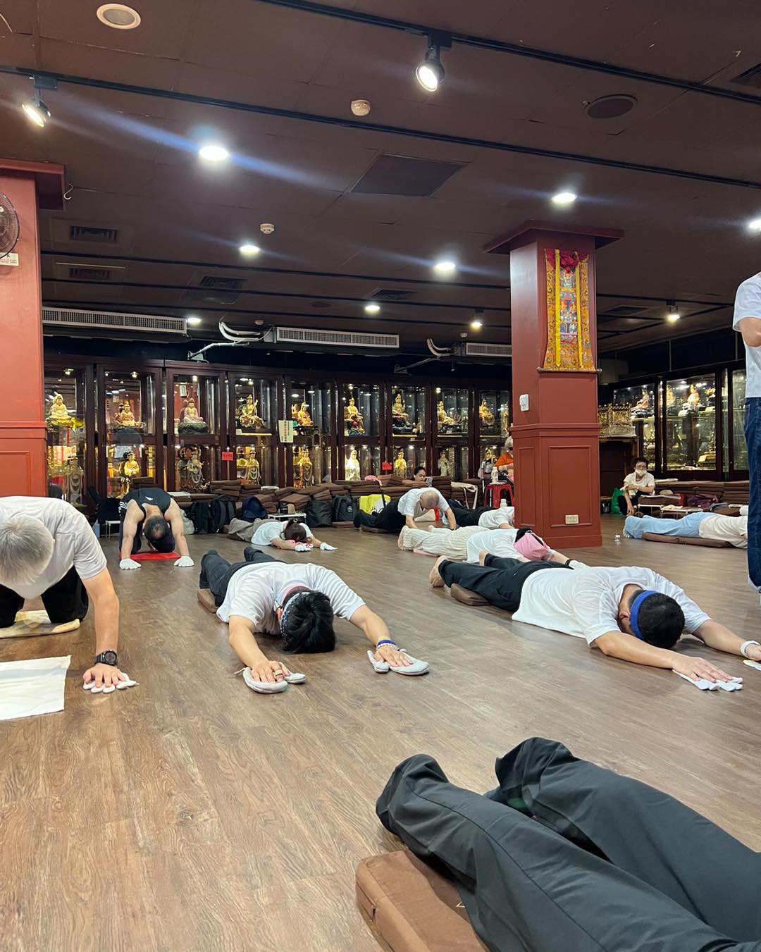佛堂內,參與者排成一列在地板上禮拜。