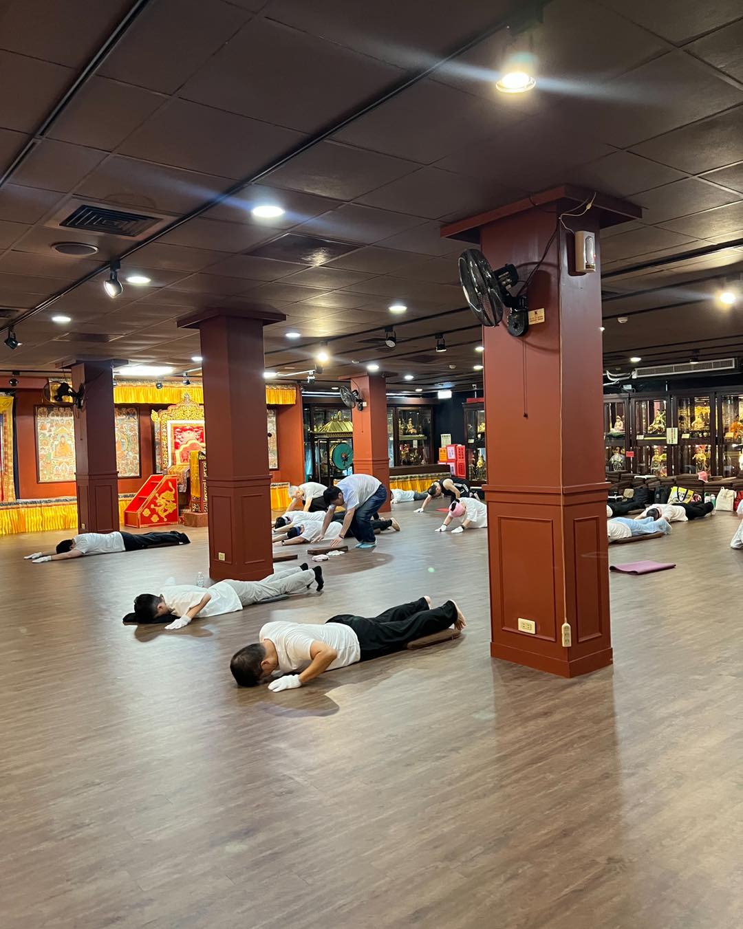 穿白衣的參與者整理橘色布料與缽具。