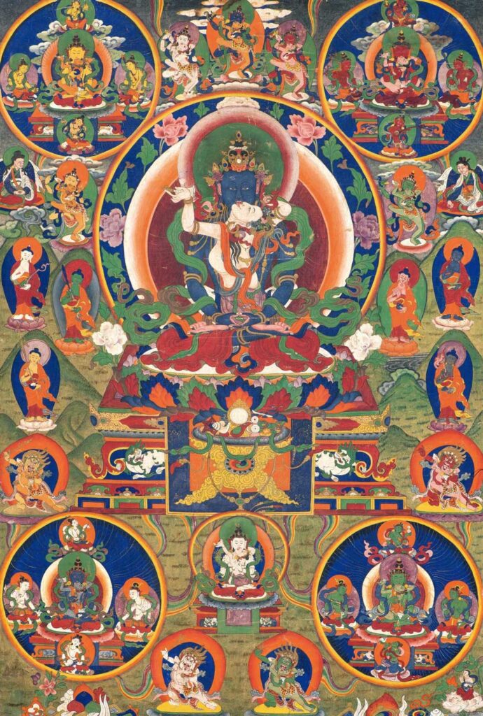 唐卡中央為藍色身主尊與白色明妃相擁雙運，頭戴寶冠，身後襯以粉白色圓形光背與粉色蓮花，法相祥和寂靜。四周以多個圓形佛龕環繞，龕內繪多尊寂靜相佛菩薩端坐雲端，下緣兩側另繪數尊小型護法立像。