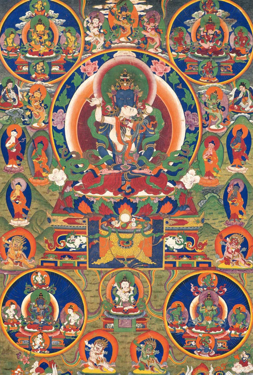 唐卡中央為藍色身主尊與白色明妃相擁雙運，頭戴寶冠，身後襯以粉白色圓形光背與粉色蓮花，法相祥和寂靜。四周以多個圓形佛龕環繞，龕內繪多尊寂靜相佛菩薩端坐雲端，下緣兩側另繪數尊小型護法立像。